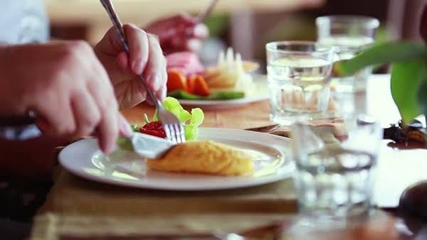 Yemek Yerken Su veya Çay İçenler Dikkat!