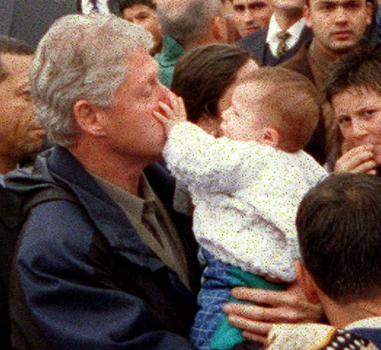 Bill Clinton'ın burnunu sıkmasıyla tanınan 'Erkan bebek' 23 yaşında