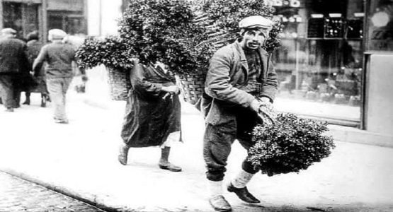1930'lu yıllar...Bir Selahattin Giz kadrajında kokina satıcılarını görüyoruz.