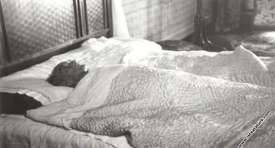 8 Kasım 1938... Mustafa Kemal Atatürk, uyanır... Saate bakar, göremez... Hasan Rıza Soyak'a sorar: