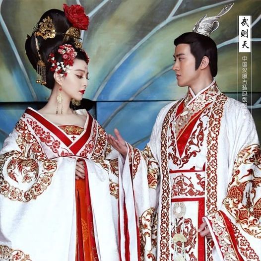 Bir Çin prensi tahta çıkacaktı ama yasalara göre, daha önce evlenmesi gerekiyordu.