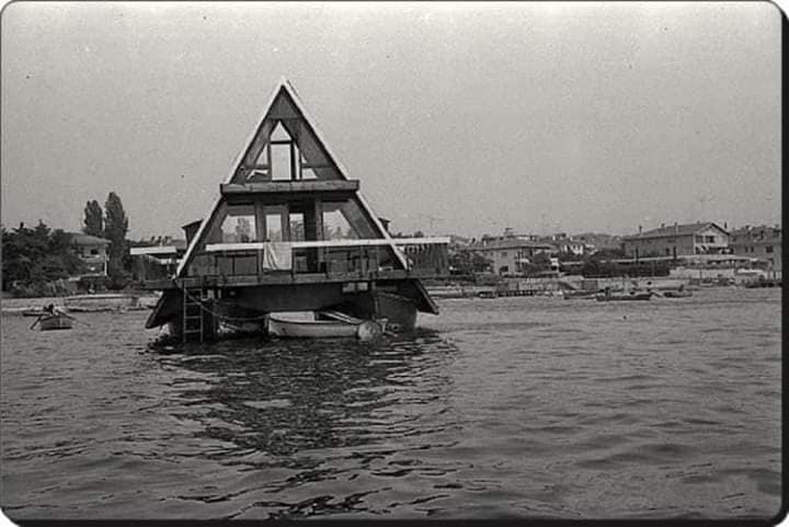 Bir Zamanlar Popüler Olan İstanbul’un Yüzen Evleri.