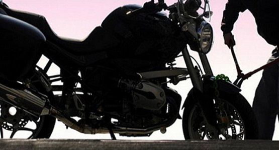 FOÇADA BİRİ SURİYELİ ÜÇ MOTORSİKLET HIRSIZI YAKALANARAK TUTUKLANDI