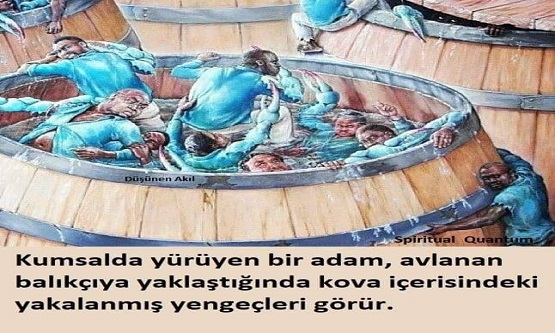 Kumsalda yürüyen bir adam, avlanan balıkçıya yaklaştığında kova içerisindeki yakalanmış yengeçleri görür. 