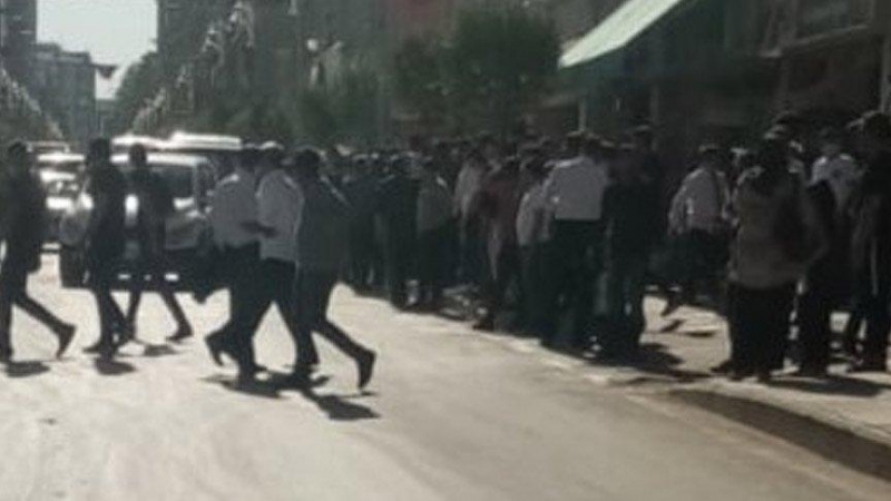 Maskeni Tak Uyarısı Yapan Polislere Sandalye Ve Sopalarla Saldırdılar. 2 Polis Memuru Yaralandı