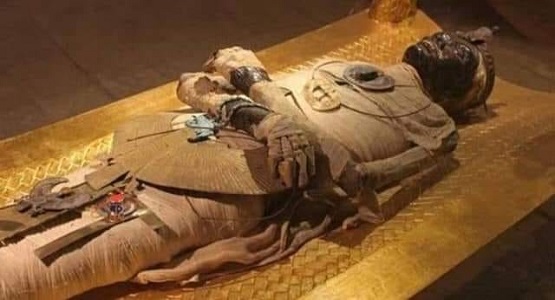 Mısır'da Mumyanın üzerinde bulunan, parşömen kağıdına yazılı ölüler kitabından kısa bir yazıt