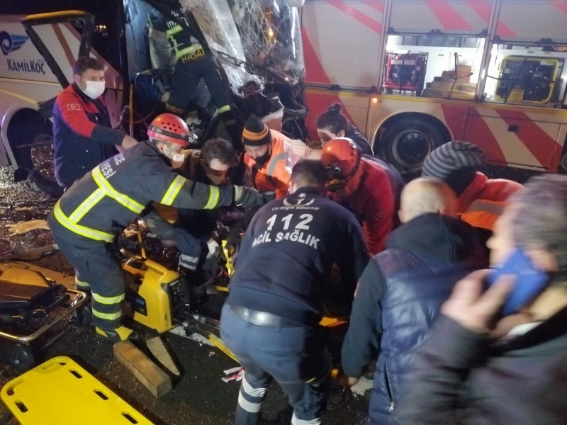 Sabah saatlerinde korkunç kaza: Yolcu otobüsü ile kamyon çarpıştı!