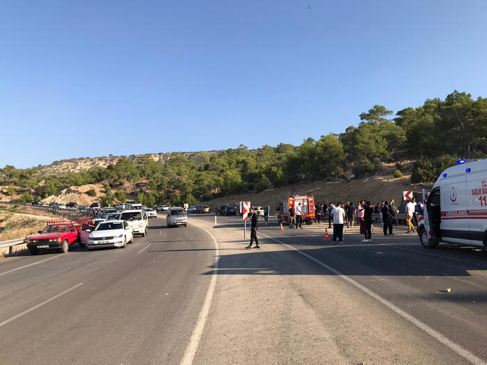 Son Dakika: Askerleri Taşıyan Otobüs Kaza Yaptı Ve 5 Askerimiz Şehit Düştü, Çok Sayıda Askerimiz Yaralandı