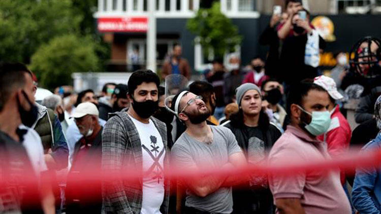 Sosyal Mesafenin Hiçe Sayıldığı Pes Dedirten Kareler Hemde Bakın Ne İçin