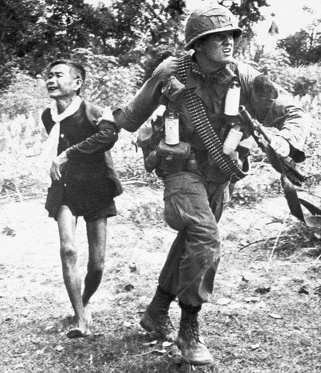 Vietnam’da zayiat vermek istemeyen bir Amerikan generali temizlik harekâtında alması gereken bir köyü taş taş üstünde kalmayana kadar bombalatır. 