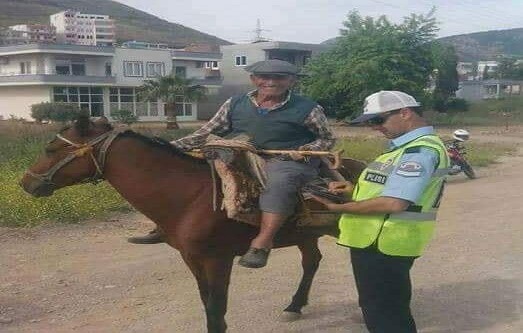 Yaşanmış bir hikaye : Çorum'da yolda trafik kontrolü yapan iki kafadar trafik polisi karşıdan bir eşek üstünde ihtiyar bir köylünün geldiğini görürler