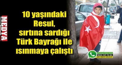 10 Yaşındaki Resul Soğuktan Korunmak İçin Türk Bayrağına Sarınıp Isınıyor. 