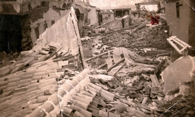 1939 yılında 7,2 şiddetinde ki Erzincan depreminden sonra, Savcısı İzzet Akçal , mahkumları bir araya toplar: Ve onlara Şöyle Der!