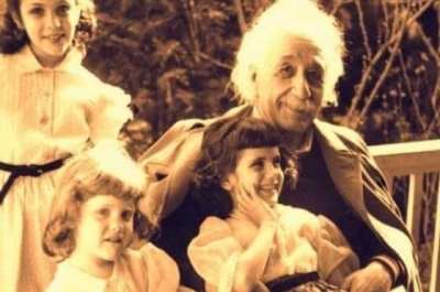 1980’lerin sonunda ünlü dehanın kızı Lieserl, Albert Einstein’ın yazdığı 1400 mektubu Yahudi Üniversitesine bağışladı.
