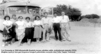 7 Nisan 1933 tarihinde Hitler, Yahudilere tüm kapıları kapatan yeni devlet memuriyeti yasasını onaylar.