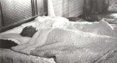 8 Kasım 1938... Mustafa Kemal Atatürk, uyanır... Saate bakar, göremez... Hasan Rıza Soyak'a sorar: