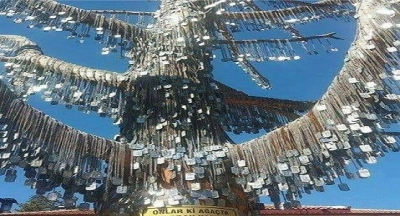 90’lı yılların başı. Tıp doktoru. Aynı zamanda, heykeltıraş. Tatile giderken, Afyon’da mola verir.