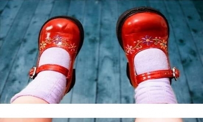 Adam, dalgın ve yorgun bir halde evine doğru yürüyordu. Bazen kendi kendine konuştuğu oluyordu