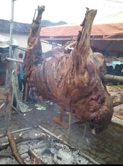 Adam koca bir danayı kurban kesti ve büyük bir ateş yaktı, kızına dedi ki!