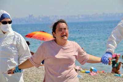 Akıl Almaz Görüntüler: Hastayım Diyerek Etrafa Tükürdü