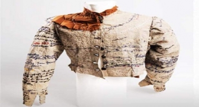 AKIL HASTANESİNDE KENDİSİNE GİYDİRİLEN GÖMLEĞİ SANAT ESERİ HALİNE GETİREN BİR KADIN...