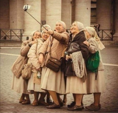 “Altmışbeş yaşını geçmiş bir hanımefendi bankaya gitmiş.