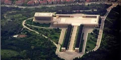 Anıtkabir'i tasarlayanlar, Atatürk'ün sadece bedenini orada toprağa vermek için değil, Atatürk'ün fikirlerini orada yaşatmak için tasarladılar.