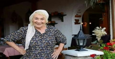 Annemin emekli maaşını gidip ben çekiyorum.