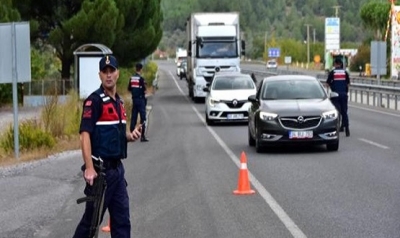 Aracının İçinde Sigara İçen Sürücü Ceza Yiyeceğini Anlayınca İkinci Sigarayı Yaktı Ve Bakın Ne Dedi!