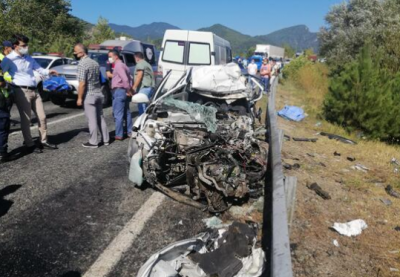 Araçlar Kafa kafaya Çarpıştı: Ölüler ve yaralılar var