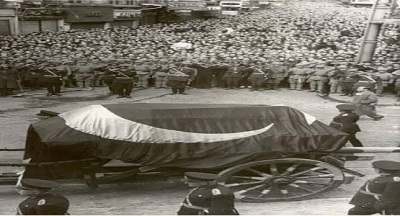 Atatürk'ün naaşı Harbiyelilerin çektiği top arabası ile İstanbul halkının önünden geçiriliyor, 10 Kasım 1938.