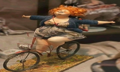 Avustralyada, bir spor salonu; Camında bir reklam; zayıf ve bronz tenli bir kadın, hemen yanında şu yazıyor