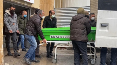 Babasını boğazından bıçaklayıp öldürdü