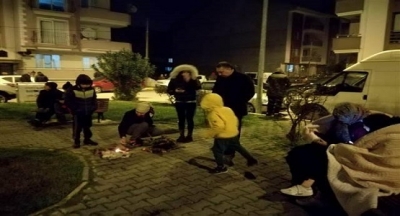 Balıkesir'de Peş Peşe Korkutan Depremler: Halk Geceyi Sokakta Geçirdi