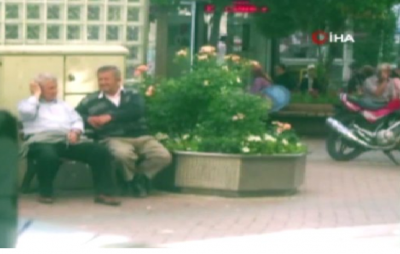 Bankta Oturan Yaşlı Vatandaşlar Bir Anda Neye Uğradıklarını Şaşırdı