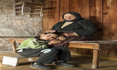 Beş yaşında idim. Rahmetli babaannem pirinç ayıklıyordu.