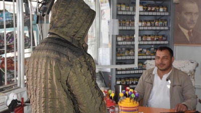 Bir çay söyler misin?” deyip 32 kişinin 4 bin liralık borcunu ödedi