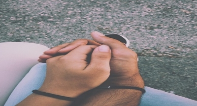 Bir genç ve bir diğer genç 