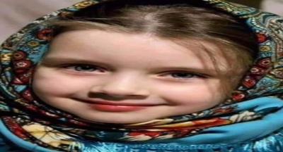 Bir sanat merkezinde tanınmış bir ressamın sergisi vardır