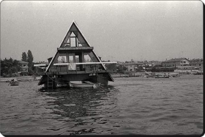 Bir Zamanlar Popüler Olan İstanbul’un Yüzen Evleri.