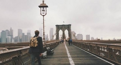 Brooklyn köprüsünde, bir bahar günü, kör bir adam dilencilik yapıyormuş