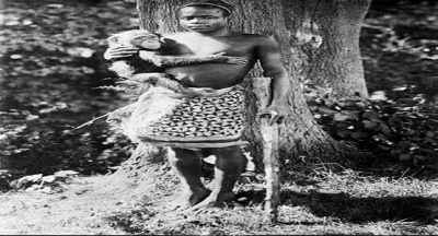 Bu adam Oto Benga. Bir Afrikalı. Bir pigme. Köyünde mutlu, mesut yaşardı.
