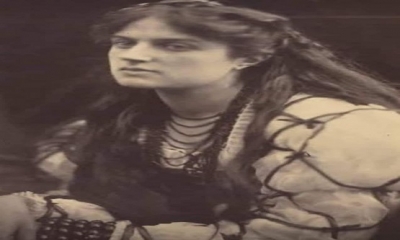 Bundan yaklaşık 1600 yıl önce Mısır’ın İskenderiye kentinde korkunç bir cinayet işlenir; 