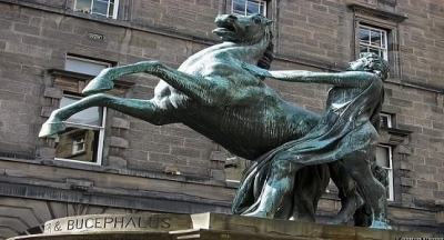 Büyük İskenderin babası Philip İskenderi hiç sevmezmiş.