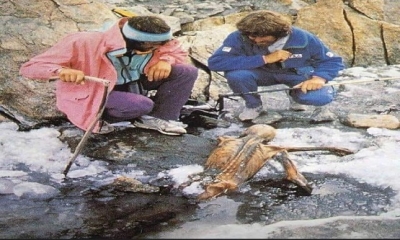 Buz halindeki bir dere yatağının erimekte olan kısmında siyah bir leke gözlerine takılır ve daha dikkatli baktıklarında ise bunun bir ceset olduğunu farkedip polise haber verirler. 