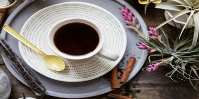 Çayın altını kapattım. Artık yatacaktım. Kapı çaldı, saat neredeyse gece yarısı. 