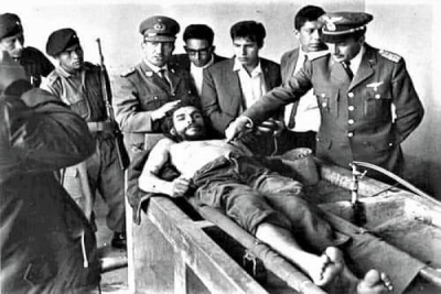 Che Guevara Bolivya'da yakalanınca, onu kimin öldüreceği askerler arasında yapılan bir kura sonucu saptanır.