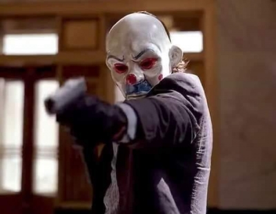 Çin’in Guangzhou kentinde bir banka soygunu.... Soygunculardan biri bankadakilere bağırır: