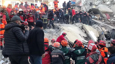 Deprem Sonrası Kurtarma Ekipleriyle İletişime Geçen Azize, 17 Saat Sonra Kurtarıldı