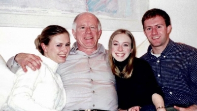 Dört Kardeş Korona Virüs Nedeniyle Hayatını Kaybeden Babalarına Telefondan Şarkı Söyleyerek Veda Etti. 